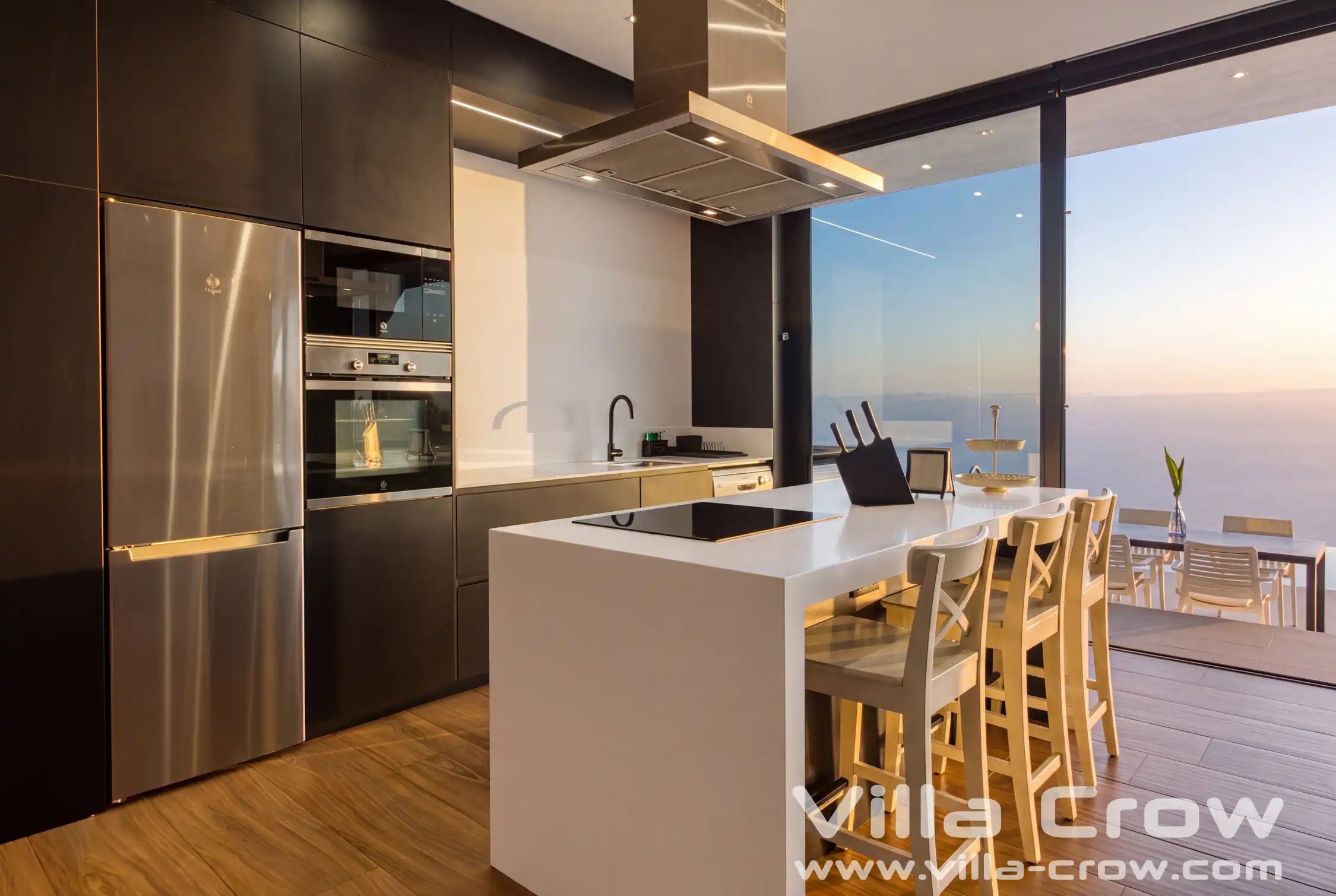 Moderne designkeuken van Villa Crow met kookeiland en zeezicht op La Palma