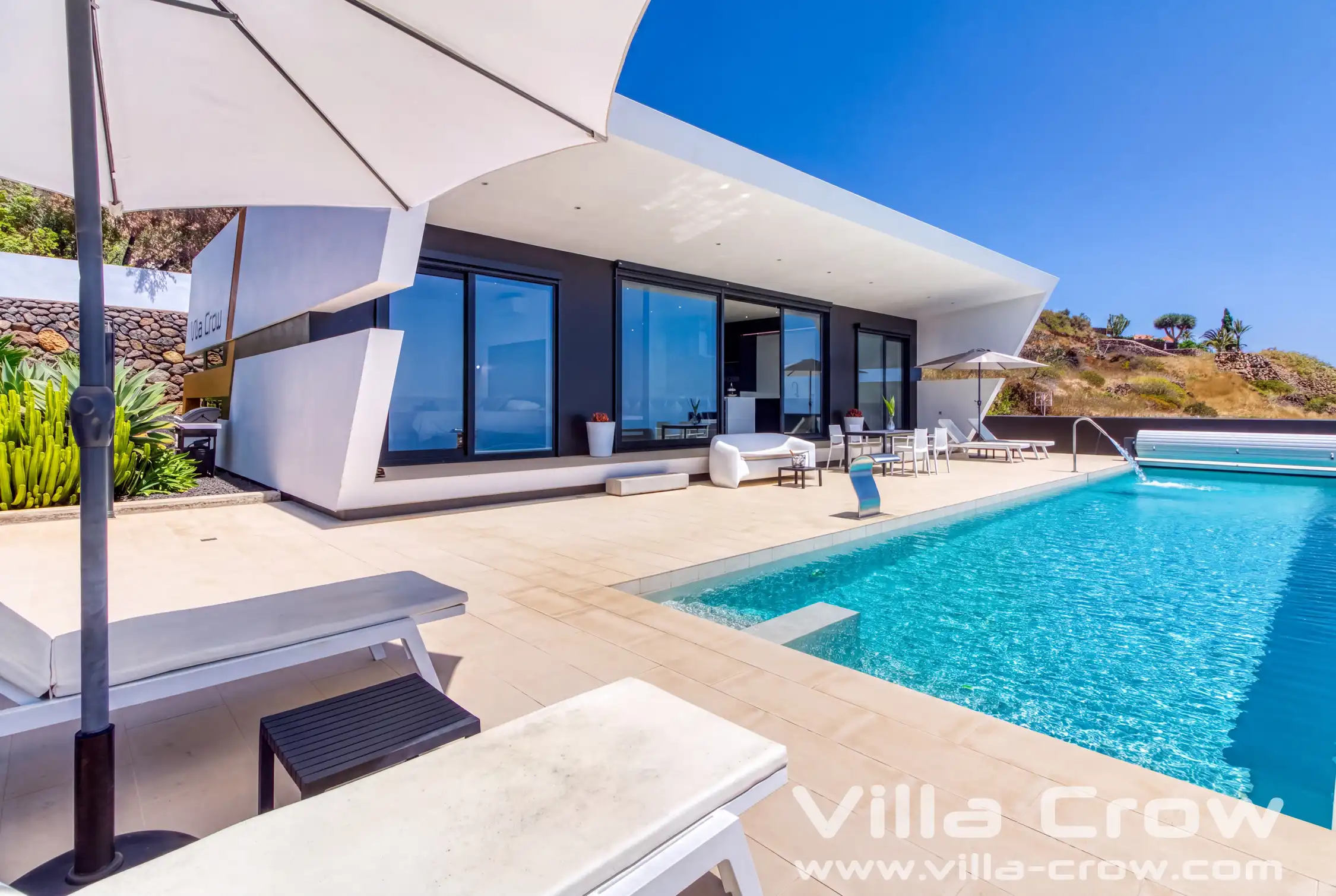 Villa Crow met ruim zwembadterras, ligstoelen en moderne architectuur in Tijarafe