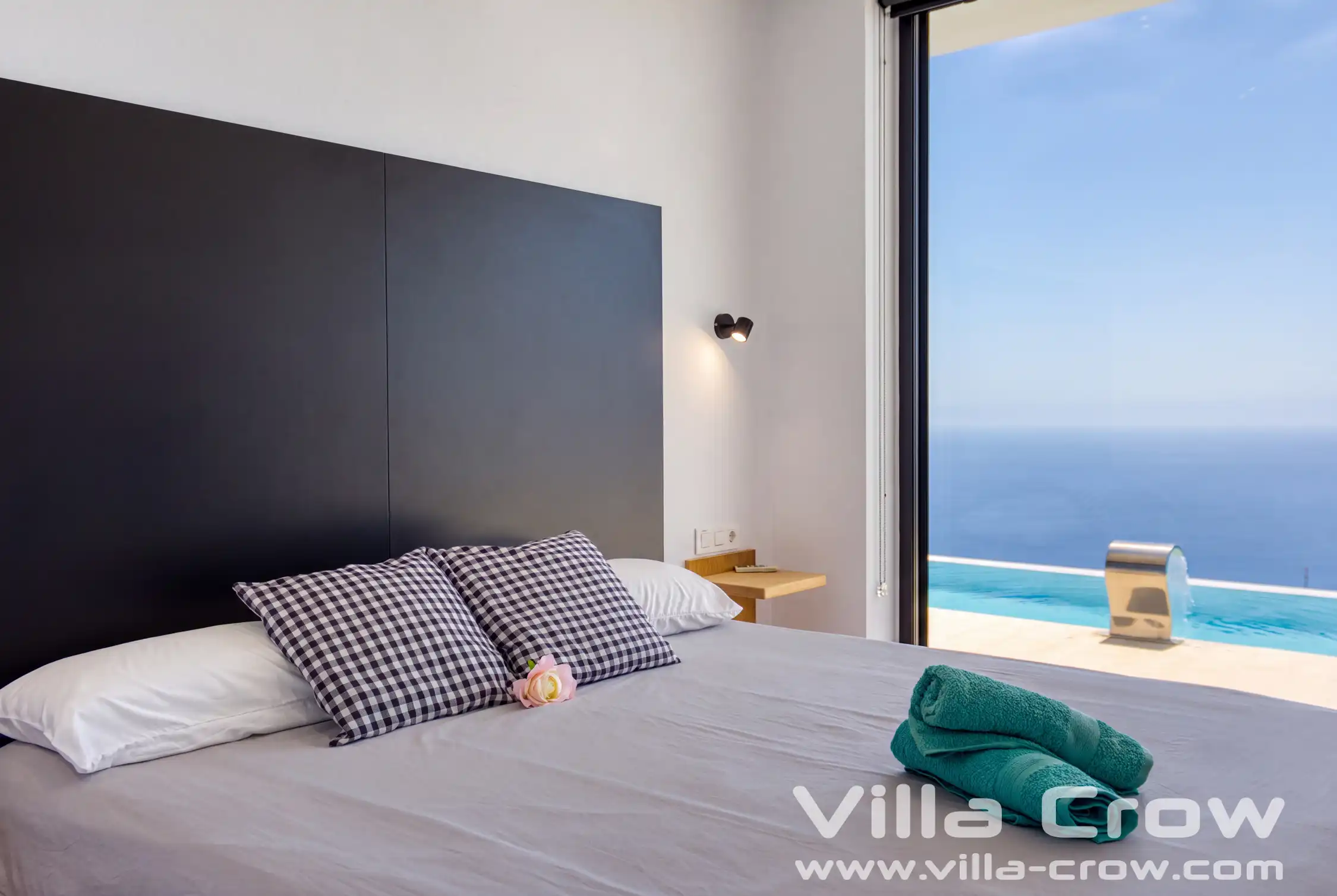 Slaapkamer van Villa Crow met direct uitzicht op het zwembad en de Atlantische Oceaan