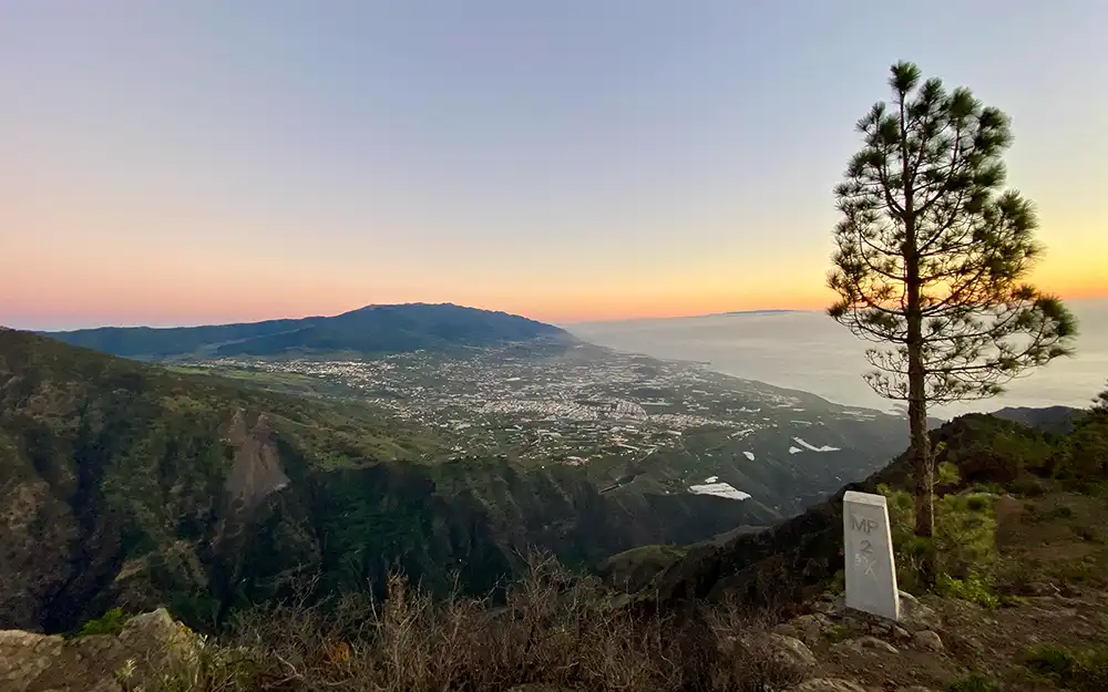 Uitzicht over de Aridanevallei bij zonsondergang op La Palma